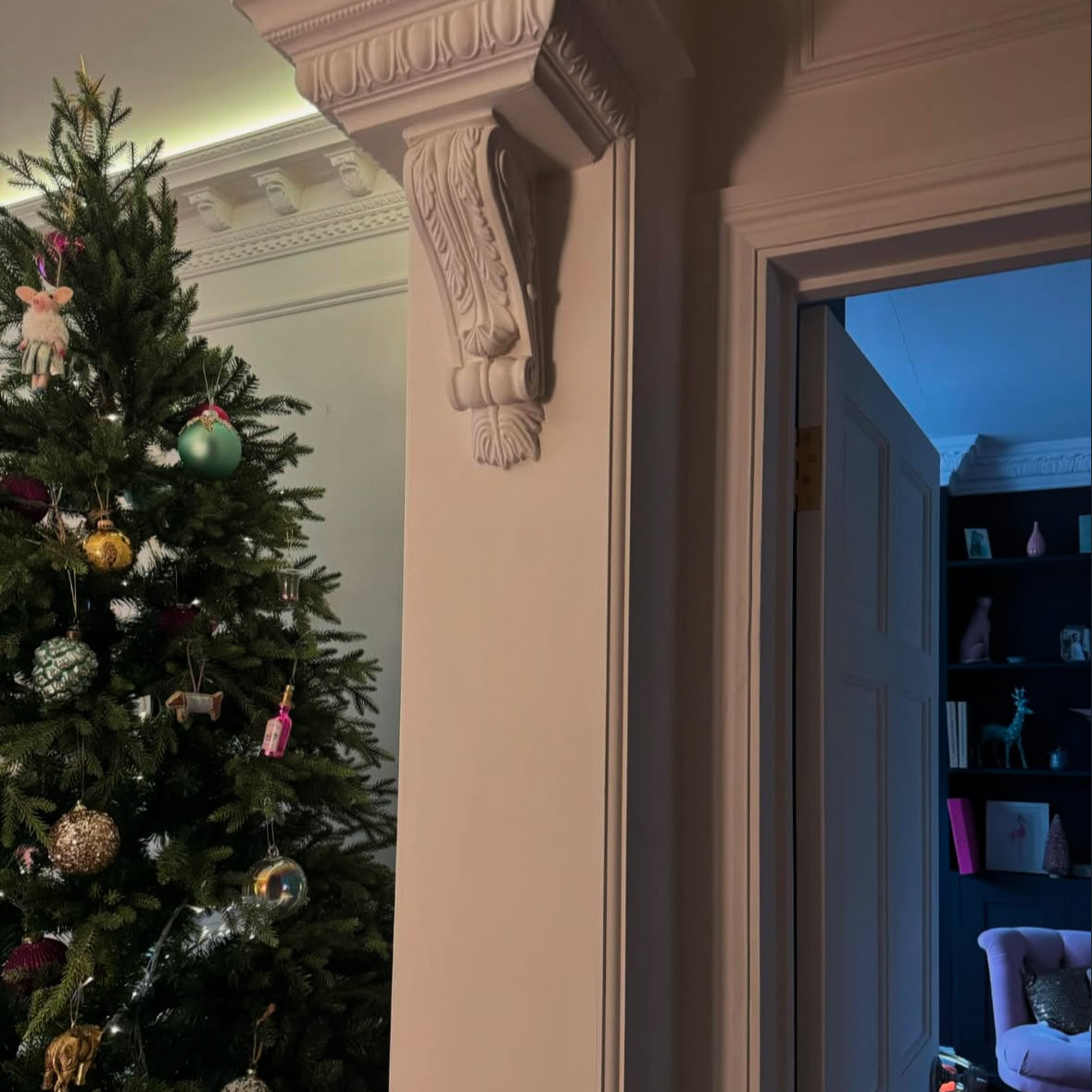 Victorian medallion plaster cornice 