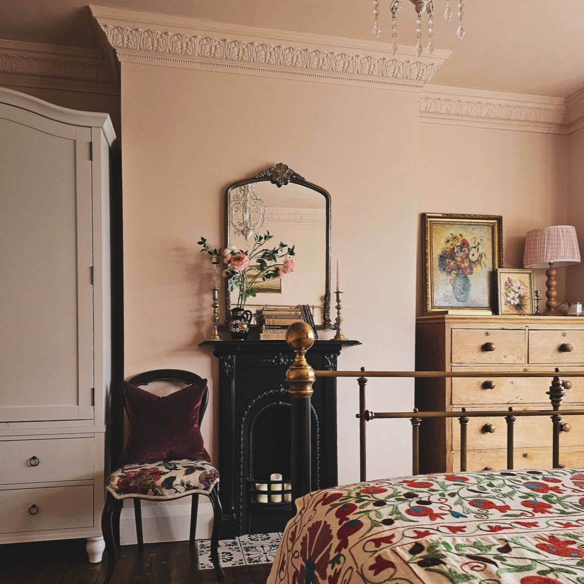 victorian ornate plaster coving in bedroom